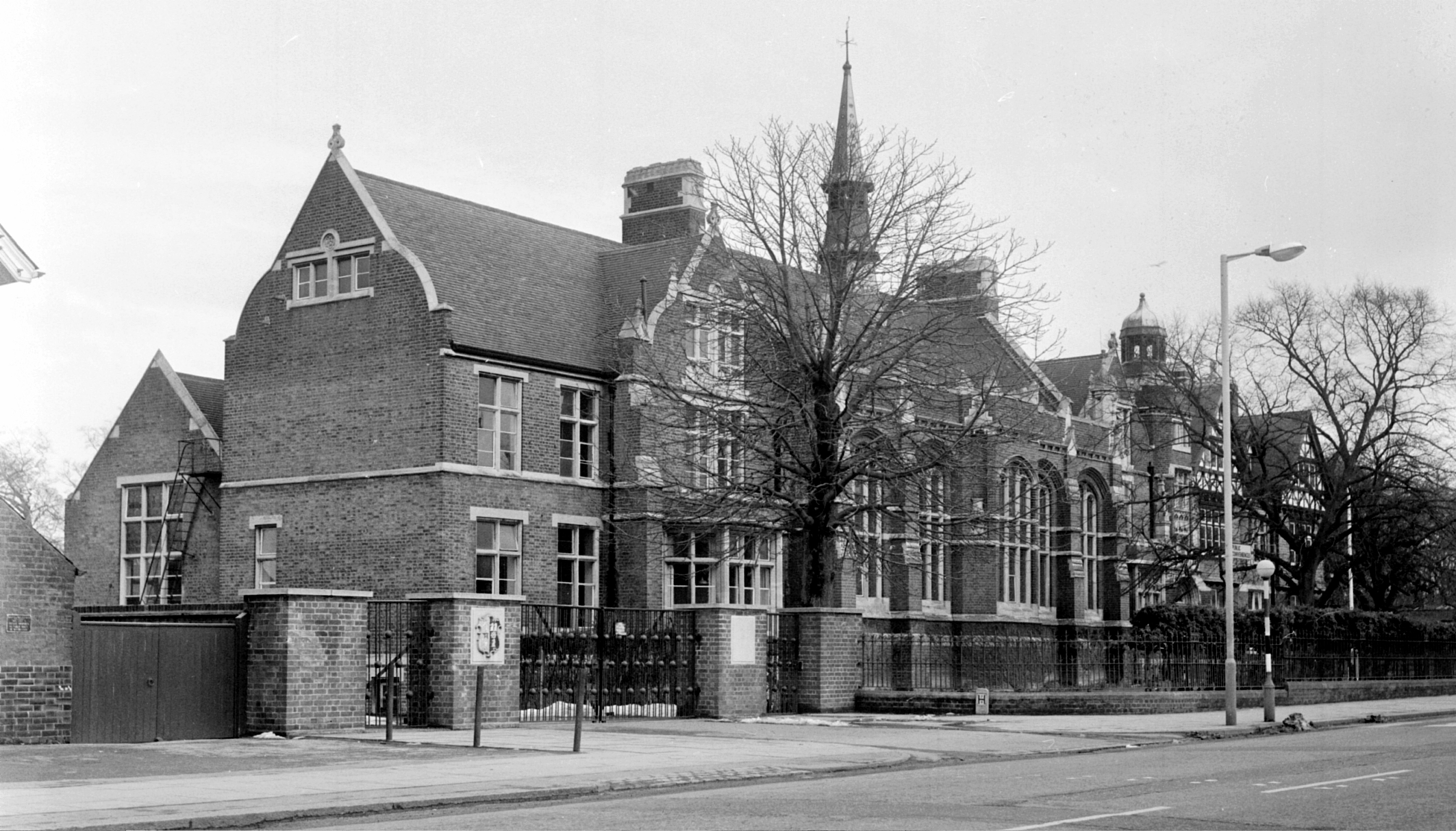 Dunstable (Ashton) Grammar School. Photo of the front main building